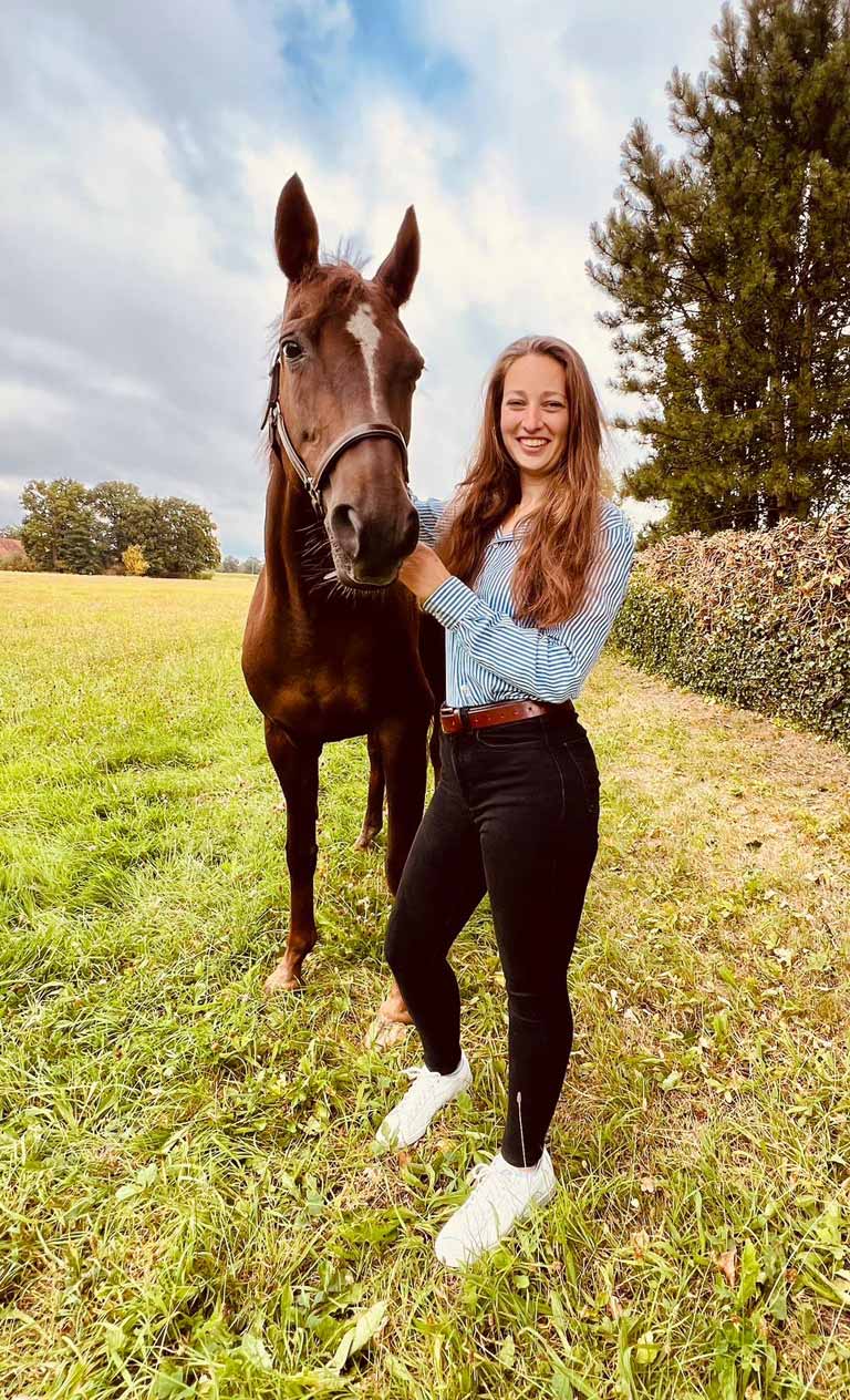 Merit Knemeyer mit ihrer Trakehnerstute Naiti